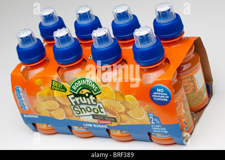 Pack de 8 bouteilles en plastique de 200 ml de sucre faible Robinsons jus de fruits orange shoot Banque D'Images