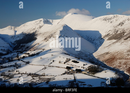 Dans les montagnes et la Vallée de Derwent Newlands en hiver, Lake District Banque D'Images