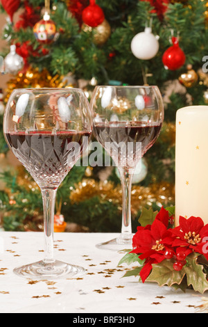 Paire de verres à vin en cristal sur une table de Noël Banque D'Images