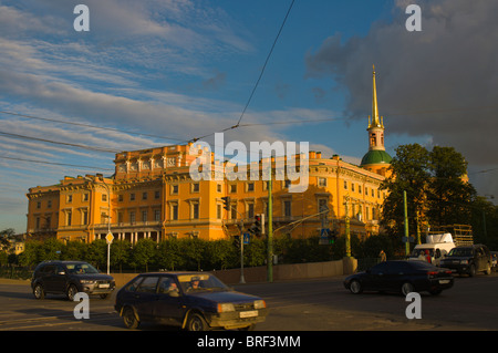 La circulation en face du Palais Mikhailovsky St Petersburg Russie Europe centrale Banque D'Images