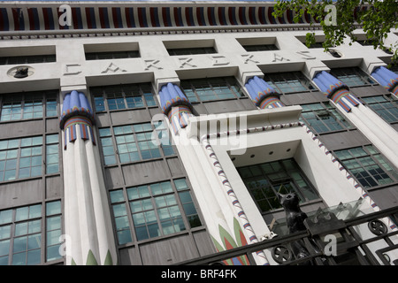 L'emblématique art deco merveille architecturale, Le Chat Noir Usine de cigarettes dans la région de Hampstead Road, Londres. Pas de nom Grand Londres chambre. Banque D'Images