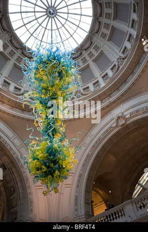 Chihuly au lustre V&A. Dale Chihuly's fantasy en verre soufflé, décore la rotonde du Victoria and Albert de Londres Banque D'Images