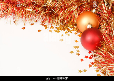 Frontière avec noël baubles rouge et or, de guirlandes et de confettis Banque D'Images