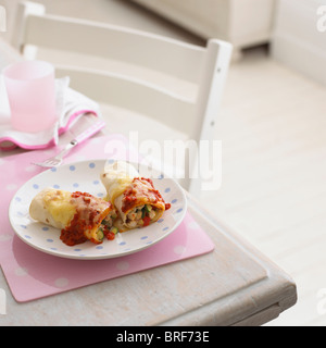 Enchiladas au poulet sur la plaque et à pois set de table sur la table Banque D'Images