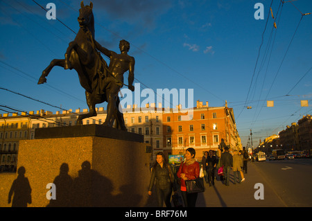 Pont anitchkov (plus) le long de la Perspective Nevski, dans le centre de St Petersburg Russie Europe Banque D'Images