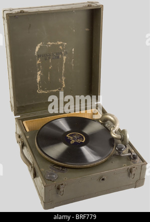 Etats Unis Deuxième Guerre mondiale, Phonographe de l'armée américaine, complet dans sa boîte de transport kaki. Joint un disque 78 tours., , Banque D'Images