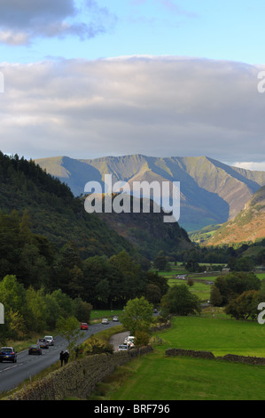 Vue sur la route A591 à Keswick avec Blencathra dominant St Johns dans la Vallée Banque D'Images