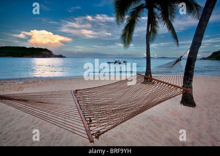 Hamac et coucher du soleil à Bolongo Bay Beach. Saint Thomas. Îles Vierges américaines. Banque D'Images