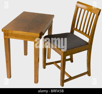 Nouvelle Chancellerie Reich - mobilier, Quatre chaises et deux tables latérales des bureaux de la Chancellerie Reich. Bois de beechwood vernis, les deux plans de table avec placage de racine. Tous les meubles avec feu ou marque d'inventaire 'Reichskanzlei' dans l'écriture allemande ancienne à côté d'un emblème d'aigle national. Sur la face inférieure des chaises s'étiquette avec le nom du fabricant "Albert Wade K.G. - Waldheim/sa.'. Nouveaux sellerie, pièces de la couche d'origine encore existantes. Hauteur du fauteuil 85 cm, hauteur de la table 65 cm, taille du plateau de table 67,5 x 42,5 cm. Petites taches et imperfections. Y compris un , Banque D'Images