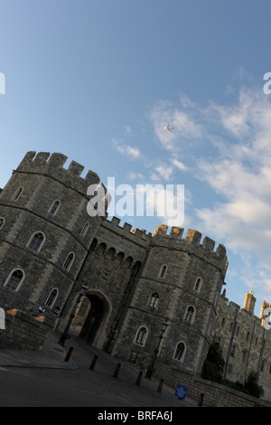 L'imposante Porte du Roi Henry VIII (entrée principale) au château de Windsor, ici il est vu de la colline du château. Banque D'Images