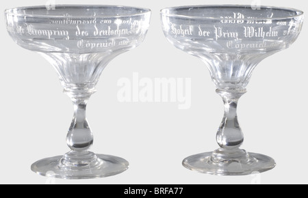 Kaiser Friedrich III (1831 - 1888) et Kaiser Wilhelm II (1859 - 1941). Deux soucoupes de champagne en verre découpés avec tige bulbeuse sur pied rond, reliées par des sections cannelées décoratives. Le bord avec l'inscription (transl.) 'Son Altesse Royale-Impériale la couronne de l'Empire allemand et la Prusse ont bu de ce verre. Cöpenick, le 16 juillet 1885" et son Altesse Royale le prince William de Prusse a bu de ce verre. Cöpenick, 16 juillet 1885' respectivement. Hauteur de chaque 11 cm. Souvenir rare de la visite commune de Frederick, qui était à l'époque encore Crownprin, Banque D'Images