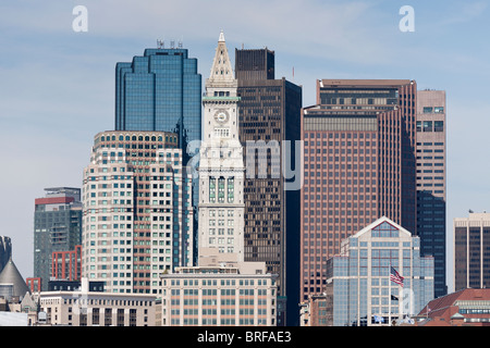 Boston City Skyline et le tour de la douane du port. L'horizon de Boston du port dans le soleil du matin. Banque D'Images