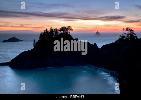 Le coucher du soleil. Samuel H. Boardman State Scenic Corridor. Oregon Banque D'Images