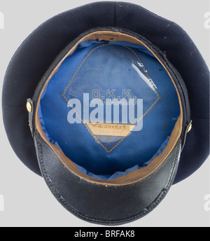 Un chapeau d'officier supérieur Kriegsmarine., tissu bleu avec bande noire, aigle chello et feuilles d'oaklees, visière brodée avec une rangée de feuilles d'oaklees en fil d'or, chinstrap en cuir, doublure bleue avec 'Offizier Kleider Kasse Wilhshaven' et nom d'officier 'W.G. OHLMER KORV. KAPT'., historique, historique, 1930, 1930, XXe siècle, marine, forces navales, militaire, militaria, branche de service, branches de service, forces armées, service armé, objet, objets, alambics, coupures, coupure, coupure, coupe-circuit, coupe-circuit, uniforme, uniforme, vêtement, habillement, tenue, tenue, tenue, tenue, tenue, tenue, Banque D'Images