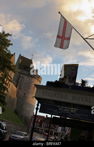 Vu d'un aspect est le Théâtre Royal est entrée à baldaquin et l'imposante tour de couvre-feu du château de Windsor. Banque D'Images