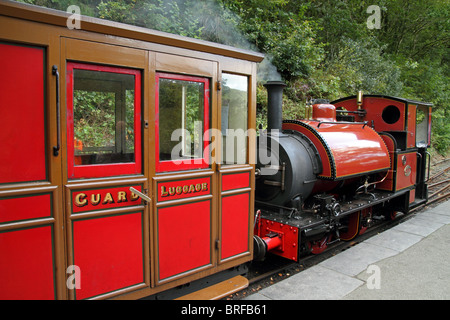 Le gallois de fer étroit à Abergynolwyn. La Talyllyn Railway - locomotive à vapeur no 3 tirant Guard & Assurance transport Banque D'Images