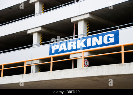 Un parking immeuble Banque D'Images