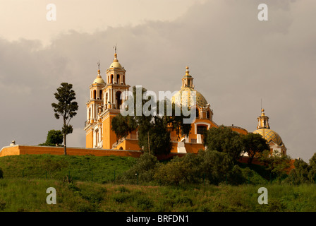 Santuario de Nuestra Señora de los Remedios église sur le haut de la pyramide Tepanapa ou Grande Pyramide de Cholula, Cholula, Mexique Banque D'Images