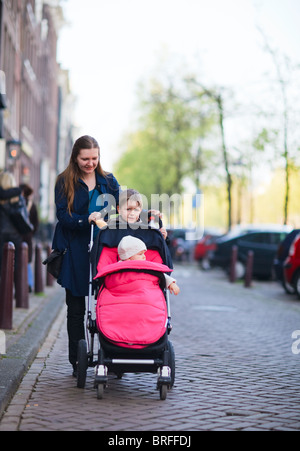 En ville avec les enfants Banque D'Images