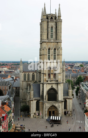 Avis de Sint Baafskathedraal (St Bavo) du beffroi, dans le centre-ville historique de Gand en Belgique Banque D'Images