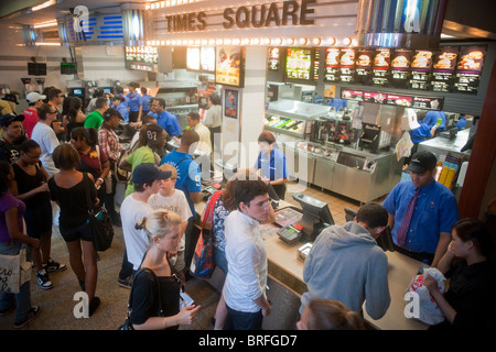 Clients commande de la nourriture à un restaurant McDonald à Times Square le vendredi 24 septembre 2010. (© Richard B. Levine) Banque D'Images