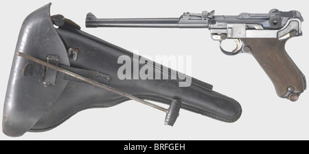 A 'long Pistol 08' DWM 1916 avec étui, calibre 9 mm Parabellum, no 1561 b. Numéros correspondants, y compris la broche d'allumage. Alésage brillant. Vue arrière coulissante avec échelle 1 - 8, vue avant réglable. Bleuissement d'origine avec des marques d'usure faibles sur les bords et la plaque de déclenchement. Petites pièces jaune et bleu. Empiècements en noyer avec numéros correspondants. Magasin de tôlerie nickelé avec base en bois et acceptation en parfait état, mais sans numéro (magazine de l'ordnance sergent). Très bon à comme nouvel état général. Avec étui de protection noir de 1916, producteur h, Banque D'Images