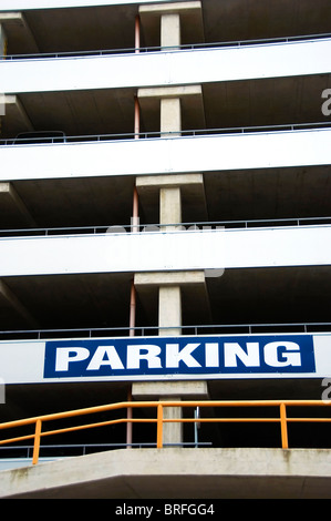 Un parking immeuble Banque D'Images