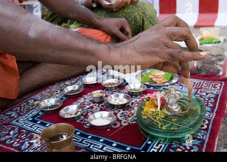 Les dévots worshing au Sri Meenakshi temple, (Hindu Saivite;), Madurai, Tamil Nadu. Banque D'Images