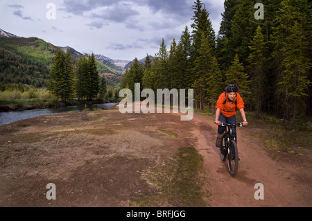 Man mountain biking in Uncompahgre National Forest, Telluride, Colorado, USA. Banque D'Images