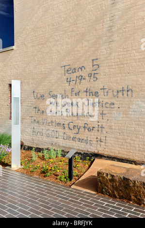 Marques de graffiti de l'emplacement de la bombe d'Oklahoma City Place Alfred P Bâtiment Murrah Memorial National Banque D'Images