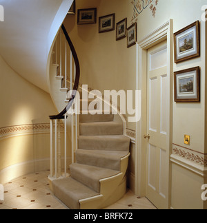 Moquette crème dans une courbe en escalier crème traditionnels avec des hall frontière dado Banque D'Images