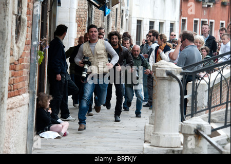 Tournage de la bière Carlsberg annonce avec les acteurs et l'équipe du film et en Paparazzi Venise Italie Banque D'Images