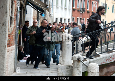 Tournage de la bière Carlsberg annonce avec les acteurs et l'équipe du film et en Paparazzi Venise Italie Banque D'Images