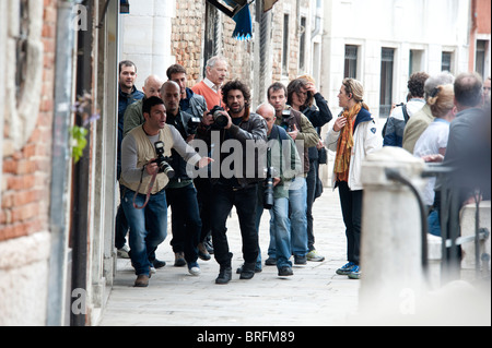 Tournage de la bière Carlsberg annonce avec les acteurs et l'équipe du film et en Paparazzi Venise Italie Banque D'Images