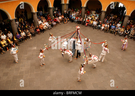 Danseurs folkloriques traditionnels autochtones effectuant à la Casa de la Cultura, ville de Puebla, Mexique Banque D'Images