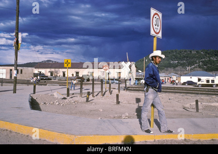 Un homme attend que l'arrivée de la 'Chihuahua al Pacifico' train en Posada Baranca, au Mexique. Banque D'Images