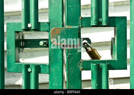 Le cadenas rouillé vert heavy metal gates concept de sécurité. Banque D'Images