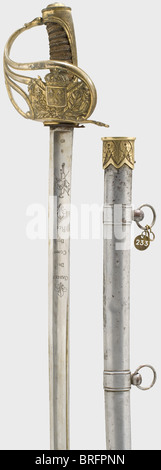 Un 2ème modèle 1815 sabre pour le personnel enrôé des gardes du corps du Roi, (les gardes de vie du Roi). Lame légèrement incurvée à la Montmorency, avec l'inscription du fabricant à l'arrière de la lame. L'inscription 'Garde du corps du Roi',fleurs-de-lys,et les paquets de trophées sont gravés sur le côté opposé qui porte également le timbre d'acceptation, tandis que le côté inverse est gravé avec le soleil, les armoiries, et plus de trophées martiaux. Hile en laiton doré en relief, usé par nettoyage. L'arbalète porte le blason Bourbon. La marque du fabricant, 'Versailles',et acceptanc,droits-supplémentaires-Clearences-non disponible Banque D'Images