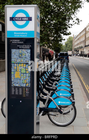 Signe de l'information, à côté d'une rangée de bicyclettes dans Bloomsbury, partie de l'Indice Barclays Cycle Hire au système de partage de vélos. Banque D'Images