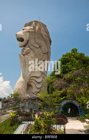 Les 37 mètres de haut de la statue du Merlion sur l'île de Sentosa, Singapour Banque D'Images