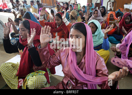 Le chant des femmes au cours du dimanche dans une église catholique dans la région de Rampur, Uttar Pradesh, Inde Banque D'Images