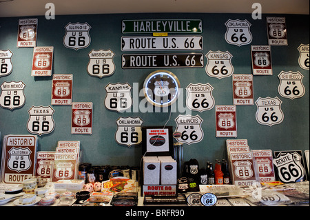 La signalisation routière en musée Route 66 Clinton Oklahoma Banque D'Images