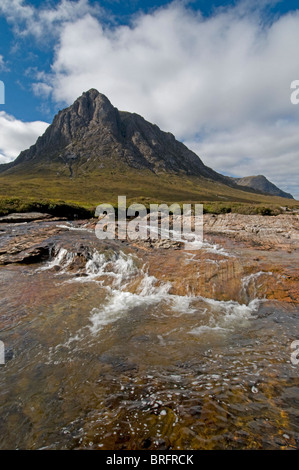 Buachaille Etive Mor s'élevant au-dessus de la rivière de l'Europe à Glencoe, Inverness-shire, en Écosse. 6754 SCO Banque D'Images