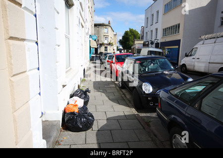 Des sacs poubelle sur la chaussée à l'extérieur chambre à Bristol street Banque D'Images