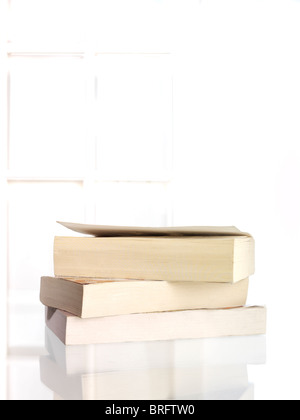 Pile de livres sur la table en verre Banque D'Images