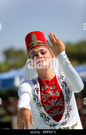 Femme turque portant des vêtements traditionnels pour l'exécution de danses anatoliennes d'Artvin & Kars Selcuk. La Turquie Banque D'Images