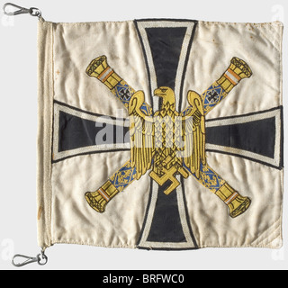 Grand amiral Karl Dönitz - drapeau automobile.,carré,de soie artificielle blanche et serrée affichant la croix de fer des deux côtés avec un aigle naval au-dessus des matraques du Grand amiral croisées. La bordure est repartie en broderie machine à chaîne. Bord de levage renforcé avec une barre métallique insérée et deux crochets de fixation. Env. 24 x 26 cm. Historique,historique,années 1930,20e siècle,marine,forces navales,militaire,militaria,branche de service,branches de service,forces armées,service armé,objet,objets,alambics,coupures,coupures,découpe,découpe,découpe,droits additionnels-clôtures-non disponible Banque D'Images