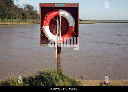 Anneau de sauvetage aide flottabilité Waldringfield quay, Suffolk, Angleterre Banque D'Images