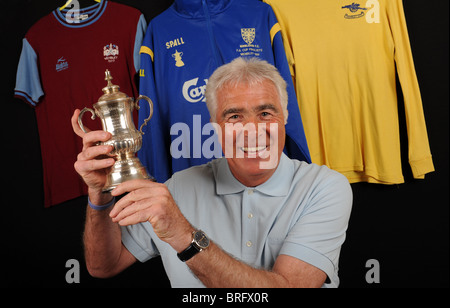 Ancien entraîneur de football Bobby Gould avec une réplique de la FA Cup miniature Banque D'Images