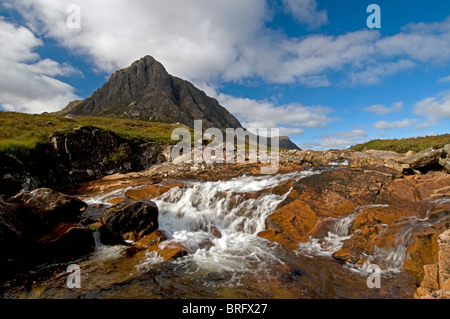 Buachaille Etive Mor s'élevant au-dessus de la rivière de l'Europe à Glencoe, Inverness-shire, en Écosse. 6748 SCO Banque D'Images